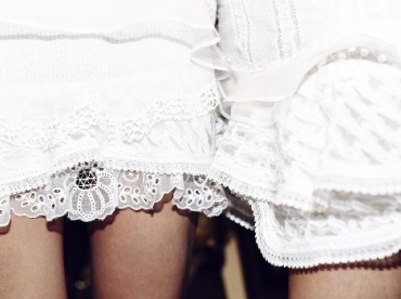 La mini-jupe à volants : comment la porter ? 