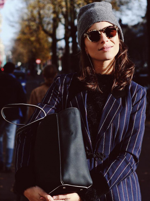 Rien de tel qu'un bonnet gris unisexe pour twister un look de working girl chic !