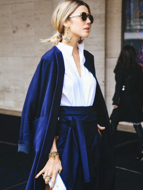 Look faussement classique + bijoux ethniques = le bon mix
