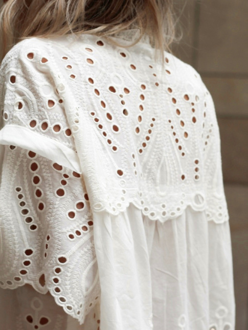On ne se lasse pas de la fracheur romantique manant de la broderie anglaise...