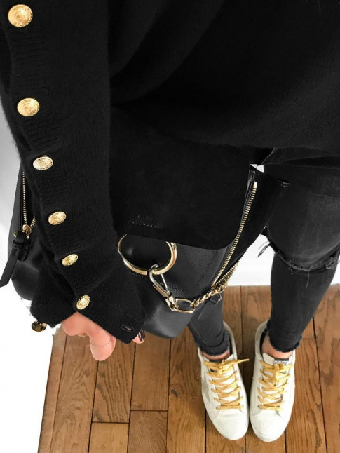 Rien de tel qu'une ligne de boutons dors pour booster un pull classique !