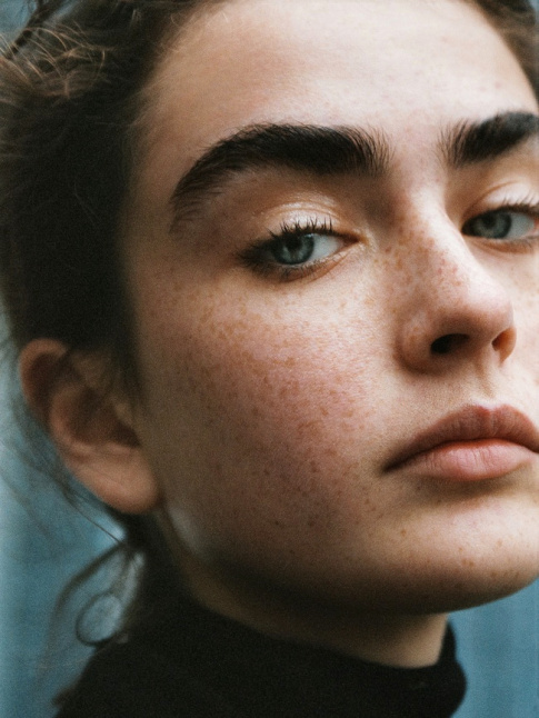 Les sourcils pais, boosteur de regard ou attribut pileux problmatique ?