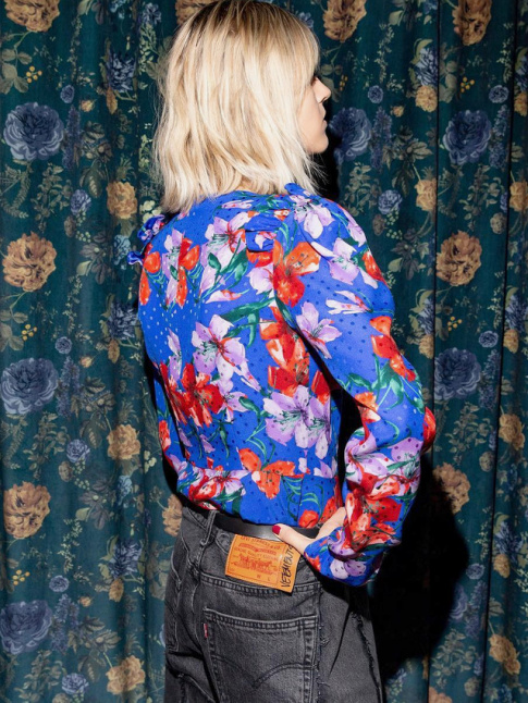 Blouse un brin kitsch + jean large noir dlav = le bon mix