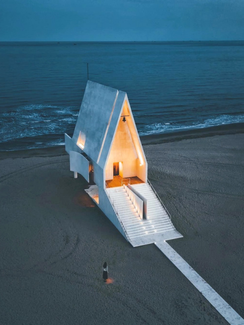 Difficile de faire plus romantique que le concept de la chapelle de plage...