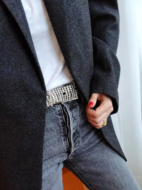Rien de tel qu'une petite touche de strass pour pimenter un look casual chic !