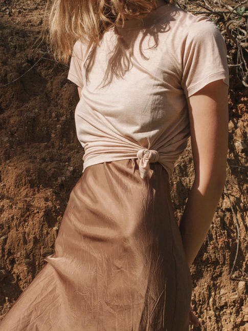 Longue slip dress en satin + troit tee-shirt nou sur le ct = le bon mix