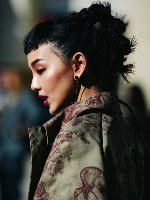 Coiffure no punk + veste army dlicatement brode = le bon mix