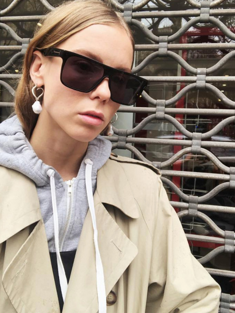 Trench + sweat  capuche = le bon mix