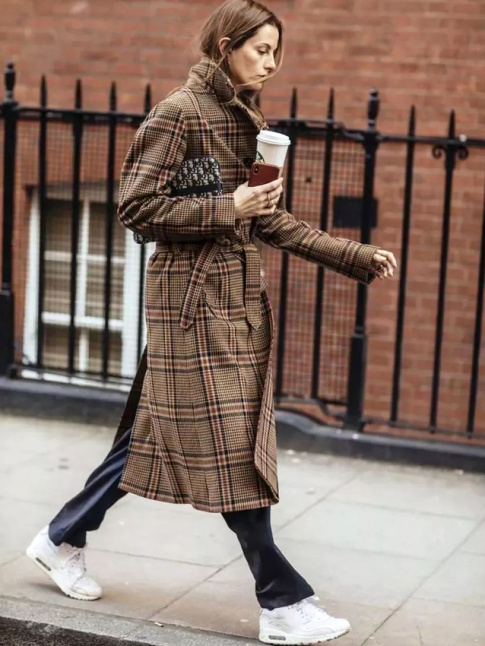 Mlant pardessus british, baskets immacules et pantalon bleu marine, ce look a tout bon !