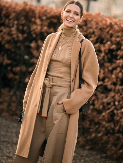 Le total look beige n'en finit pas d'inspirer les modeuses !