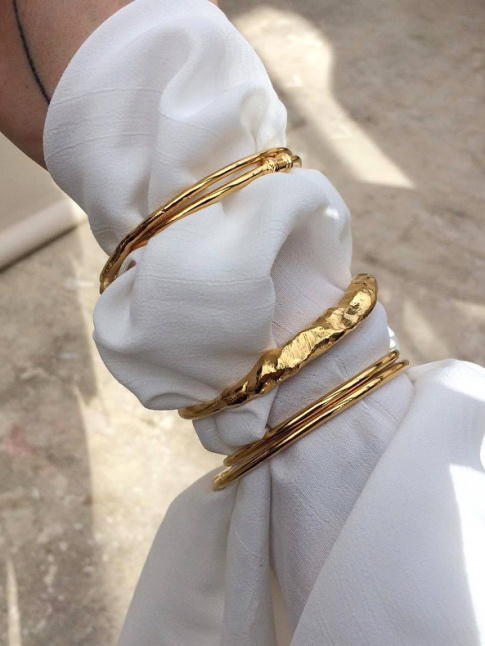 Et si l'on emprisonnait nos manches dans quelques bracelets dors ?