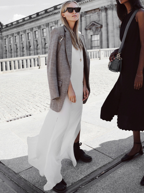 Longue robe minimaliste + blazer masculin = le bon mix