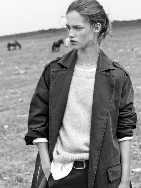 Port en mode casual, le trench a tout du meilleur ami vestimentaire