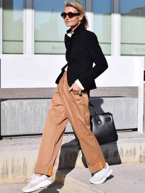 Blazer court et cintr + pantalon large + baskets = le bon mix