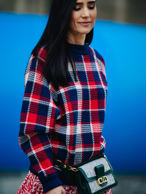 Mariant rugosit cosy et dlicatesse fminine, ce mix gros pull/jupe plisse a tout bon !