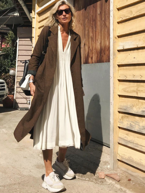 Robe estivale mi-longue + long manteau de demi-saison + runnings = le bon mix