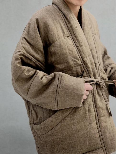 Mlant teinte naturelle, douceur ouate et dgaine japonisante, cette veste a tout bon !