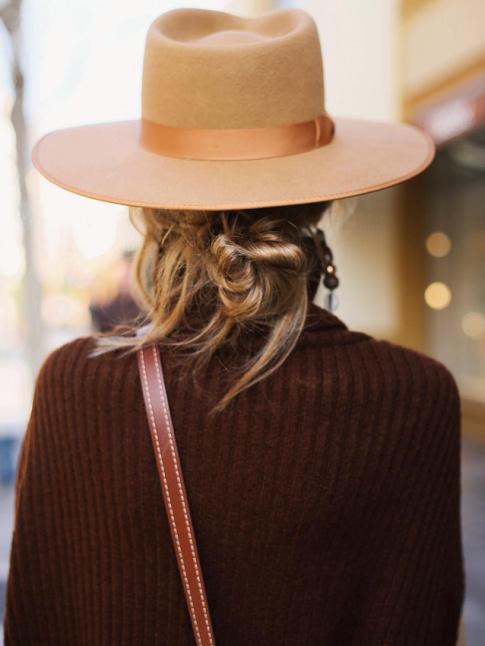 Fedora + chignon bas dsordonn + gros pull = le bon mix