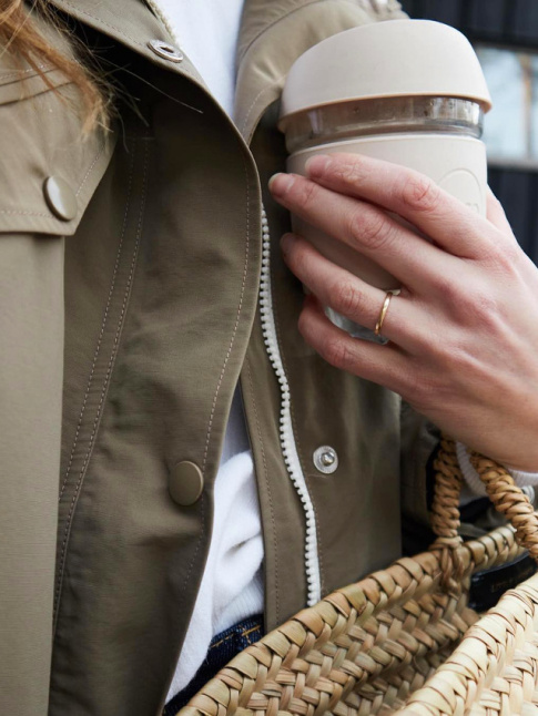 Parka olive + panier en osier = le bon mix