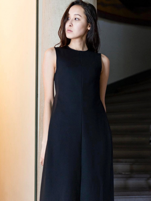 Mlant minimalisme et pure austre, cette robe sublime la notion de simplicit