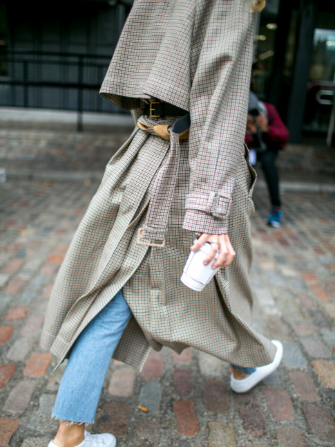 Wanted : un long et ample trench  petits carreaux,  porter avec un jean coup court sur la cheville