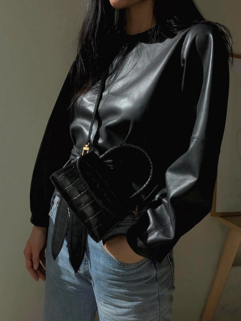 Pour ou contre les top manches longues en cuir ?