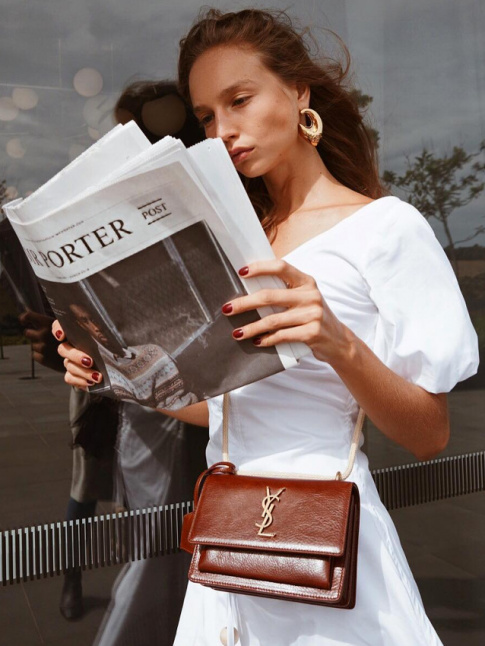 Rien de tel qu'un petit sac chocolat au lait pour accompagner une robe immacule printanire !