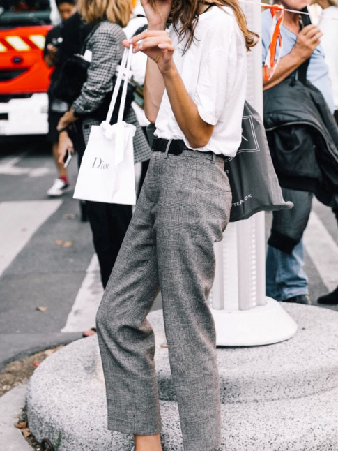 Rien de tel qu'une paire de baskets pour twister un pantalon classique !