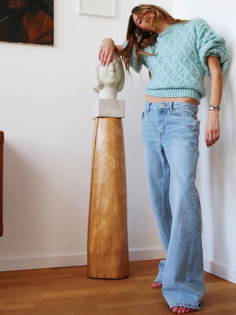 Petit pull vert d'eau + jean flare dlav ultra large = le bon mix