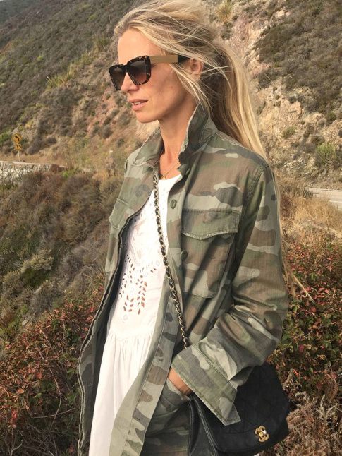 Veste camouflage + petite robe blanche boho = le bon mix