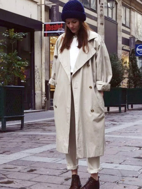 Trench oversize port les manches roulottes + bonnet bleu marine = le bon mix