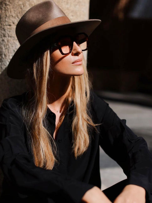 Fedora en cuir + maxi montures  = le bon mix