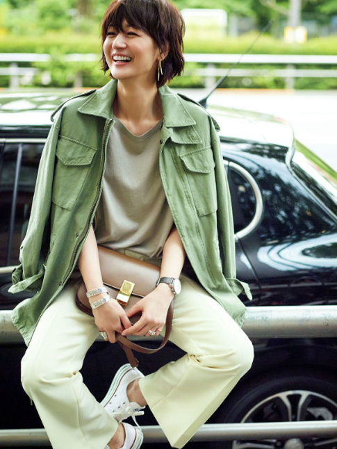 Veste army + look casual + sac chic minimaliste teinte tabac = le bon mix
