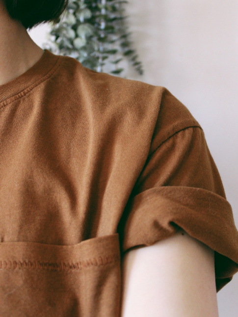 Tee-shirt noisette + roulottage de manches = le bon mix
