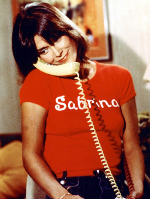 Wanted : un tee-shirt rouge, un jean bien brut et un tlphone  fil jaune ple !