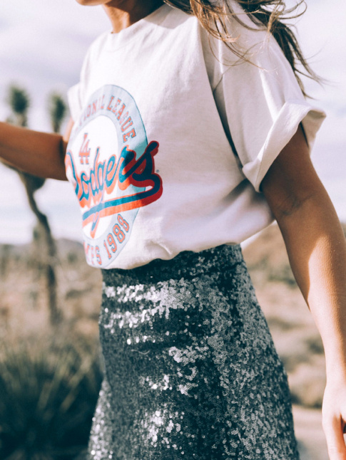 On ne se lasse pas du mix tee-shirt fantaisie/jupe  sequins !