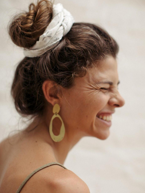 Chignon flou + maxi boucles d'oreilles dores = le bon mix