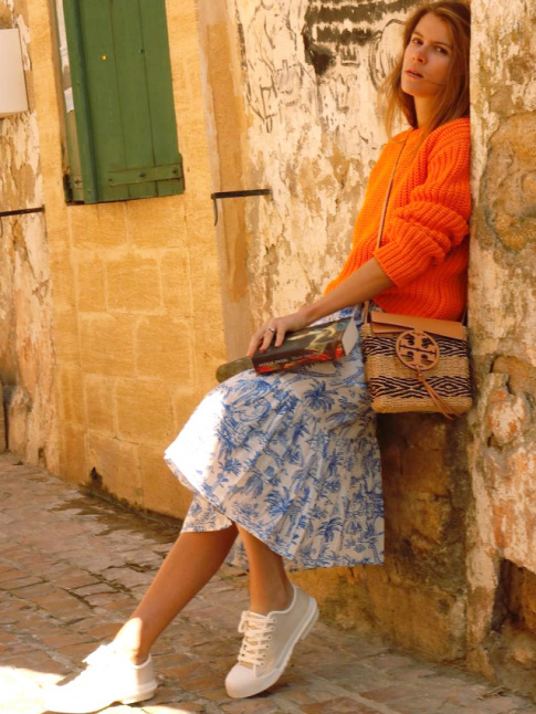 Rien de tel qu'un pull orange vif pour lectriser une jupe midi  imprim bleu sur fond blanc !