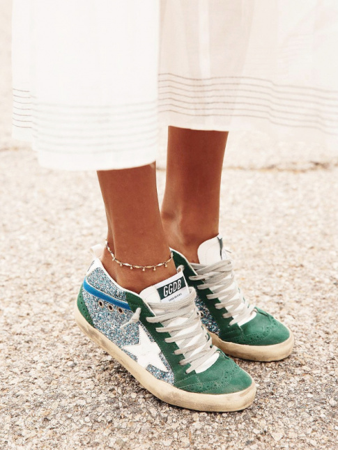 Robe blanche romantique + baskets glitter = le bon mix