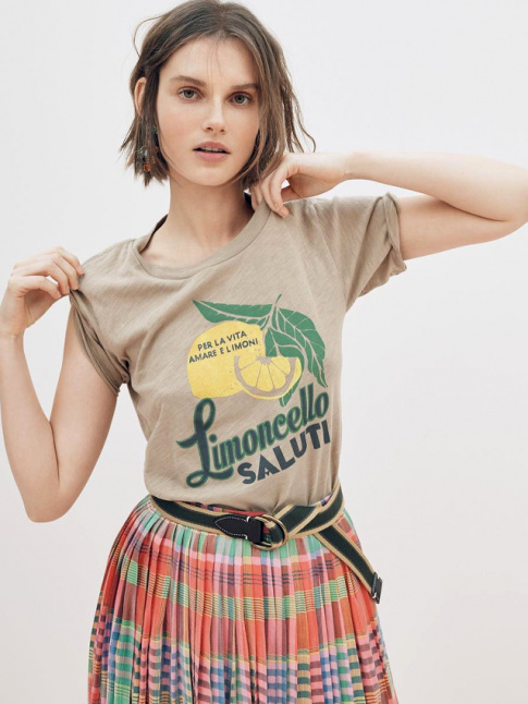 Mlant graphisme rtro et fond kaki ultra light, ce tee-shirt a tout bon !