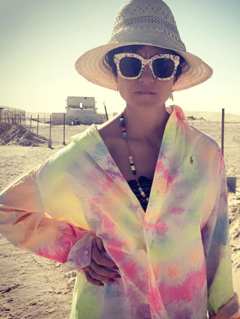 Chapeau cloche en paille + chemise tie & dye = le duo tendance que l'on n'a pas forcment envie de copier...