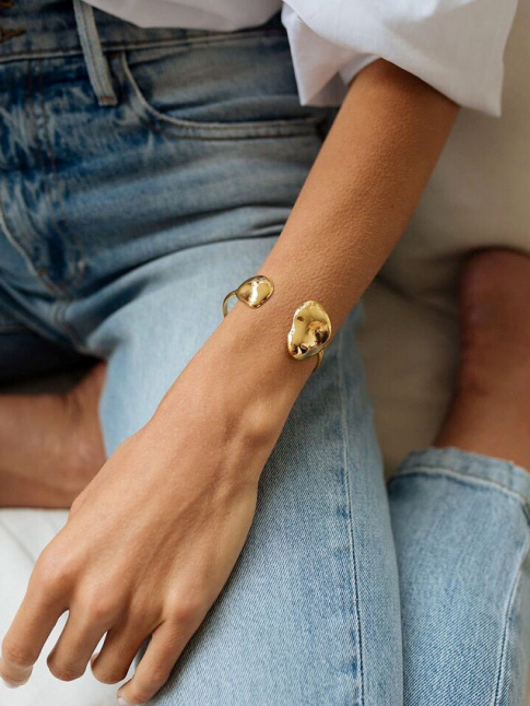 Bracelet dor dlicatement organique + jean + chemise blanche porte les manches retrousses = le bon mix