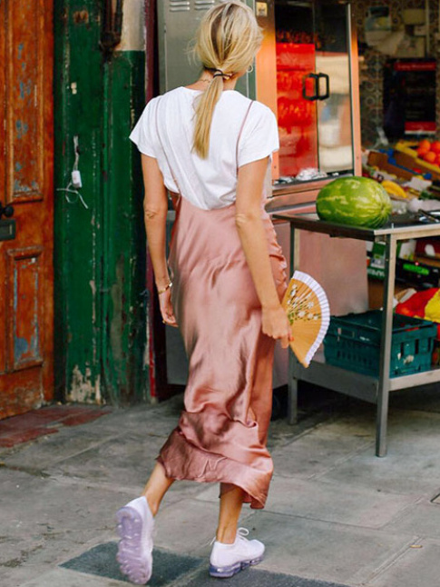Une fois agrmente d'un tee-shirt blanc et d'une paire de baskets, la slip dress laisse au boudoir sa dgaine lingerie