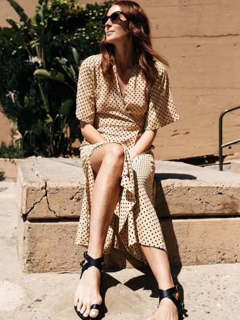 Robe  pois portefeuille + sandales plates minimalistes = le bon mix