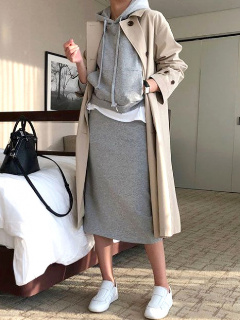 Mlant clin d'oeil classique et dgaine sportswear, ce look a tout bon !