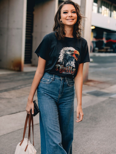 Tee-shirt rock + jean flare = le bon mix