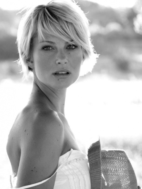 Entre frange et longueurs flirtant avec le lobes des oreilles, cette petite coupe a tout bon !