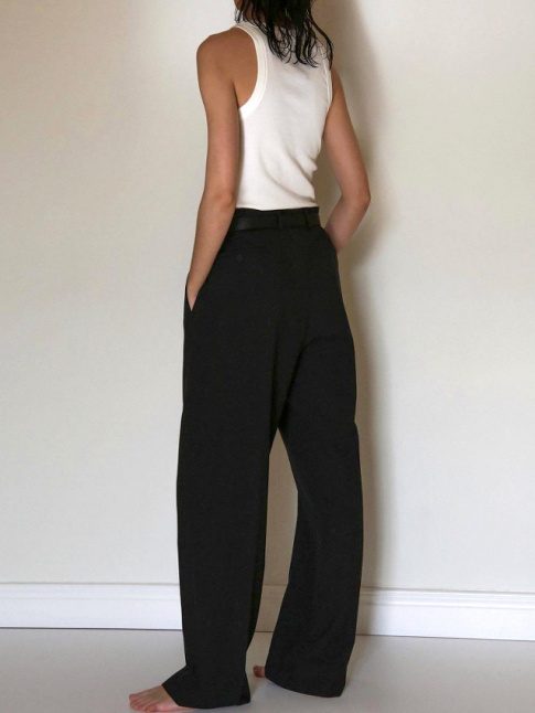Marcel troit blanc + pantalon de costume XL = le bon mix