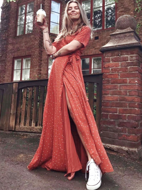 Longue robe portefeuille + Converses = le bon mix