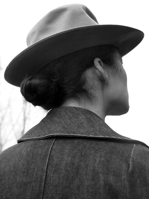Fedora + chignon bas = le bon mix